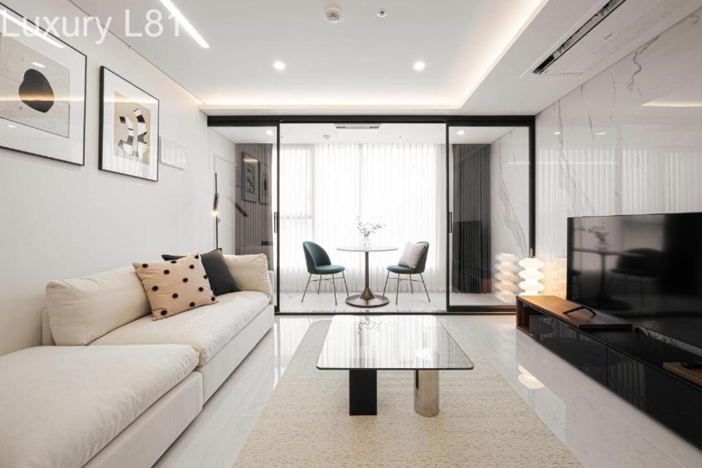 Angia Luxury Apartment Inside Landmark 81 Tower 胡志明市 外观 照片