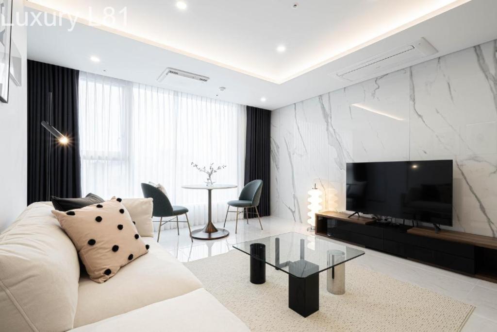 Angia Luxury Apartment Inside Landmark 81 Tower 胡志明市 外观 照片